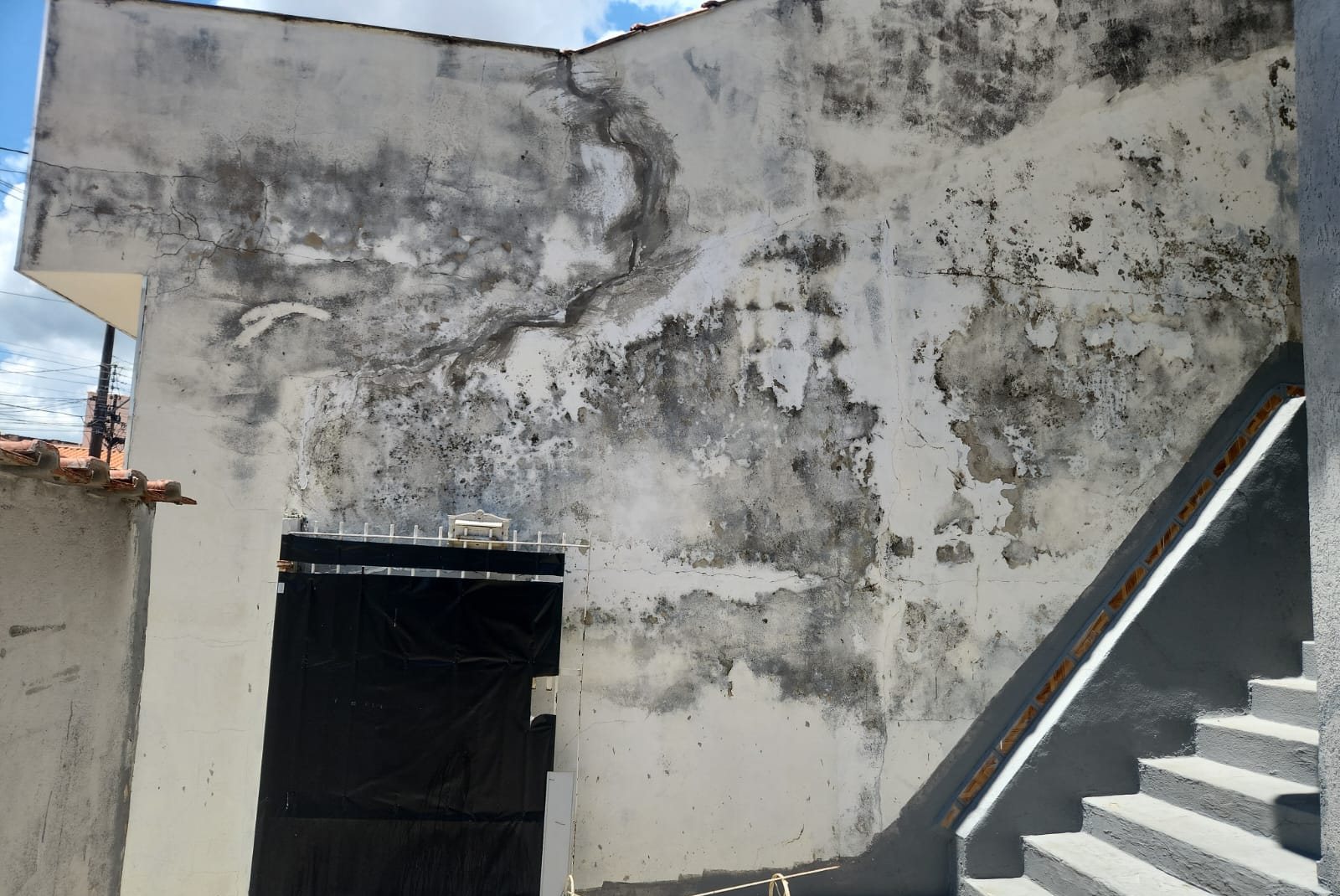 Empena em alvenaria com bolor generalizado
