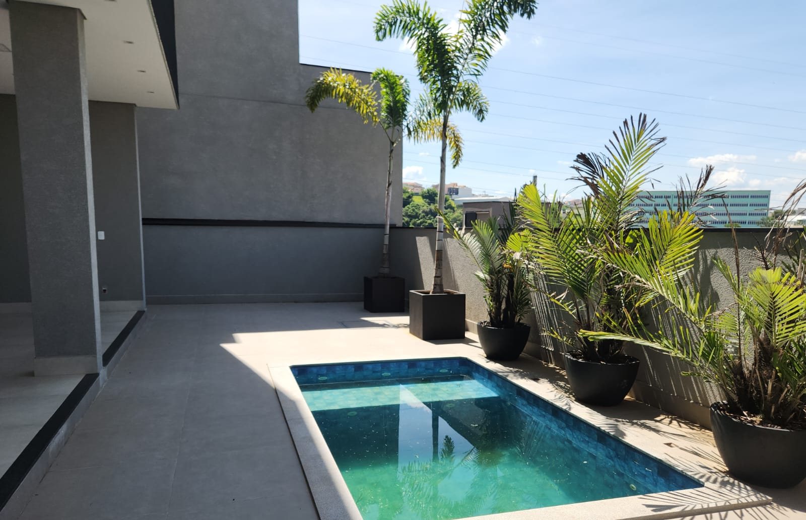 Piscina revestida em pastilha em terraço